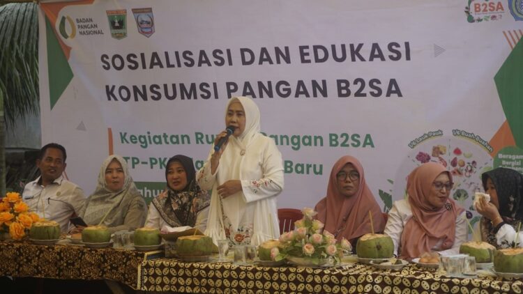 EDUKASI KONSUMSI PANGAN— Plt Ketua Tim Penggerak Pemberdayaan dan Kesejahteraan Keluarga (TP-PKK) Kabupaten Pasaman Barat, Ny. Fitri Risnawanto, resmi membuka kegiatan Sosialisasi dan Edukasi Konsumsi Pangan B2SA.