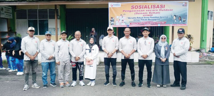 FOTO BERSMA— PJs Bupati Pasaman, Edi Dharma foto bersama dengan Komisioner Bawaslu Pasaman usai pelaksanaan Sosialisasi Pengawasan Secara Out door dengan melaksanakan senam masal di halaman GOR Tuanku Rao Lubuk Sikaping , Minggu (6/9).