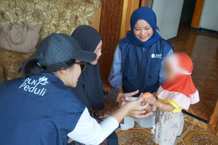 menekan angka stunting--PT PLN (Persero) dukung program pemerintah dalam menekan angka stunting, salah satunya melalui program Tanggung Jawab Sosial dan Lingkungan (TJSL) Zero Stunting Eggcellent yang diluncurkan di Desa Karangkates, Kecamatan Sumberpucung, Kabupaten Malang, Jawa Timur.