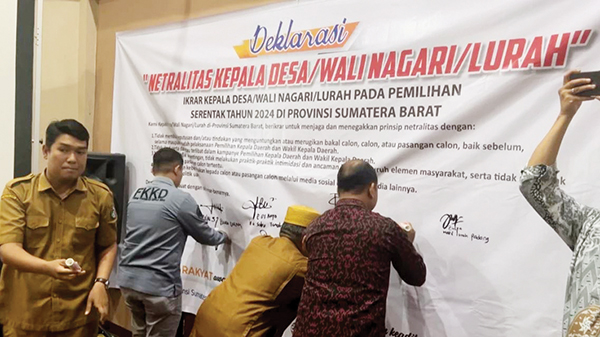 DEKLARASI NETRALITAS— Ratusan kepala desa se-Sumbar tandatangani deklarasi untuk menjaga netralitas dalam pemilihan umum serentak Pilkada 2024, Selasa (15/10).