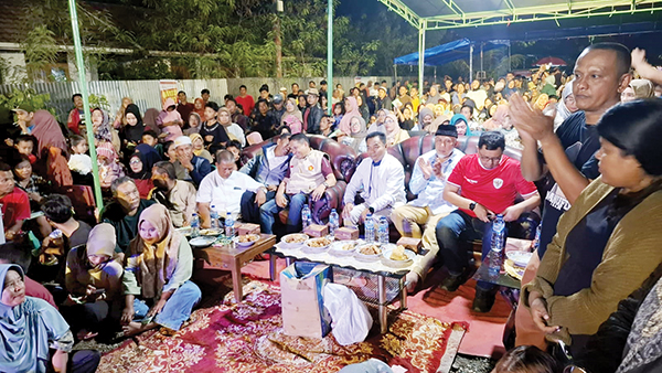 DENDANG KIM— Tokoh politisi muda Partai Gerindra, Manufer Putra Firdaus menyelenggarakan Dendang Kim di Lapangan Komplek Abrasi Pemda Lubuak Buaya Koto Tangah, pada Selasa (15/10) malam.