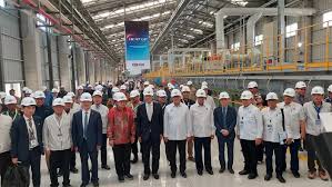 meresmikan --Menteri Investasi/Kepala BKPM, Rosan Roeslani meresmikan PT KCC Glass Indonesia, di Kawasan Industri Terpadu (KIT) Batang, Jawa Tengah, Kamis (3/10).