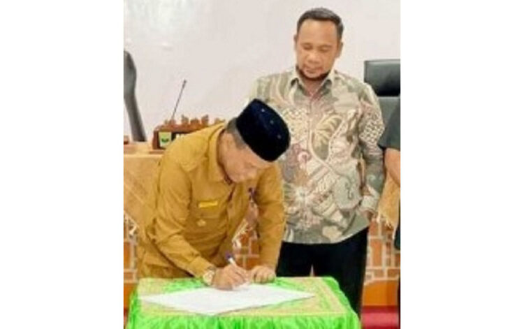 TEKEN—Plt Bupati padangpariaman Rahmang bersama ketua DPRD tekena pengesahan APBD Perubahan 2024.