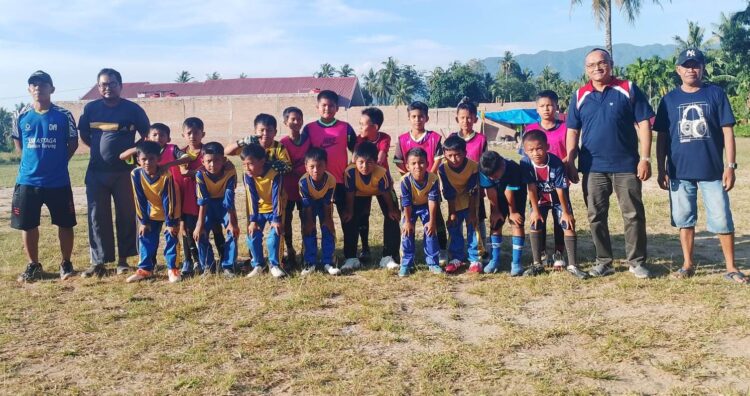 FOTO BERSAMA— Kepala MIN 6 Kota Padang Rusmatul Amri bersama pelatih Febri, Hendra poto bersama dengan tim sepak bola dari Min 6 Kota Padang dan SSB Astaga Durian Taruang.