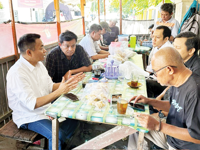 DISKUSI RINGAN— Calon Wakil Wali Kota Padang, Hidayat, yang berpasangan dengan calon Wali Kota Hendri Septa, saat berdiskusi ringan bersama sejumlah awak media, Senin (21/10).