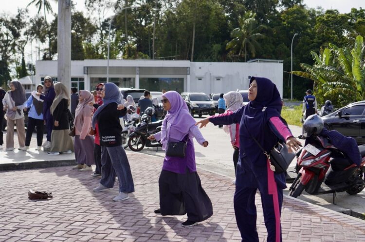 SENAM MASSAL—Para ASN dan Wali Kota, Sonny Budaya Putra, A.P, M.Si saat memfungsikan  Sport Center dengan kegiatan senam massal.