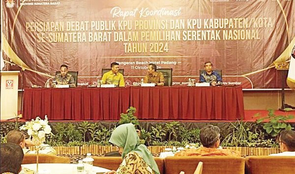 RAPAT KOORDINASI— KPU Sumbar menggelar rapat koordinasi persiapan debat publik KPU provinsi dan KPU kabupaten dan kota se-Sumbar dalam Pilkada serentak nasional Tahun 2024, di salah satu hotel di Padang, Jumat (11/10).