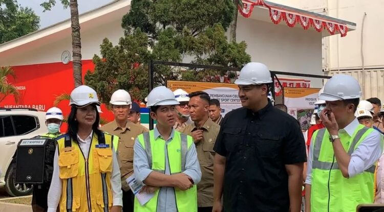 MENINJAU— Wakil Presiden Gibran Rakabuming Raka meninjau Cibubur Youth Elite Sport Center bersama Menpora Dito Ariotedjo dan Wamenpora Taufik Hidayat.