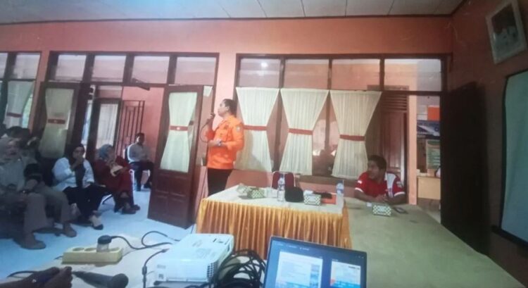 SOSIALISASI—Kepala Bidang Pencegahan dan Kesiapsiagaan Bencana Badan Penanggulangan Bencana Daerah (BPBD) Pasaman Barat Zulkarnain saat memberikan sosialisasi kesiapsiagaan bencana di wilayah pesisir Sasak.