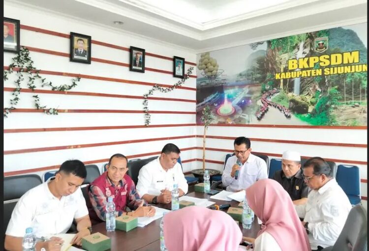 RAPAT— BKPSDM Sijunjung berama DPRD dan sejumlah pihak terkait saat pembahasan perekrutan dan pendaftaran
1134 formasi PPPK tahun anggaran 2024 di lingkup Pemkab Sijunjung.