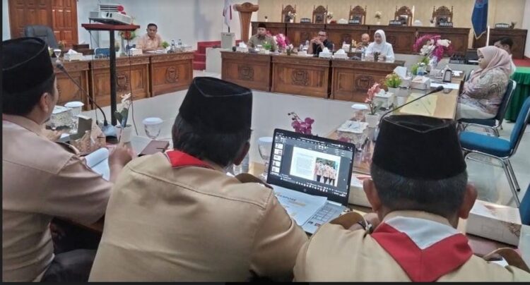 AUDENSI—Suasana audensi pramuka kwarcab Wakil Ketua Kwarcab Sawahlunto Ritu Karianto, Sekretaris Agustin dan beberapa pengurus diterima
Ketua Komisi I DPRD Kota Sawahlunto Ronny Eka Putra didamping Ketua DPRD Kota Sawahlunto Susi Haryati.