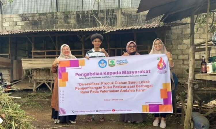 FOTO BERSAMA—Tim dosen dari Fakultas Peternakan Universitas Andalas (Unand) foto bersama saat kegiatan pengabdian masyarakar menyasar usaha ternak kambing Andaleh Farm.