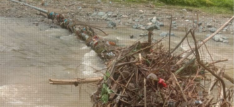 TUMPUKAN SAMPAH—Terlihat pipa PDAM yang terpasang di atas sungai dipadati dengan tumpukan sampah sehingga pipa sering rusak.