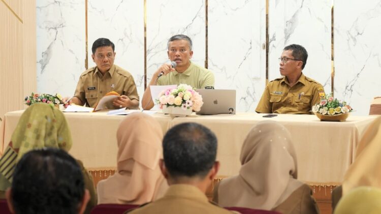 RAPAT BERSAMA OPD— Pj  Wali Kota Pariaman Roberia, menghadiri acara bersama seluruh kepala OPD beserta sekretaris.