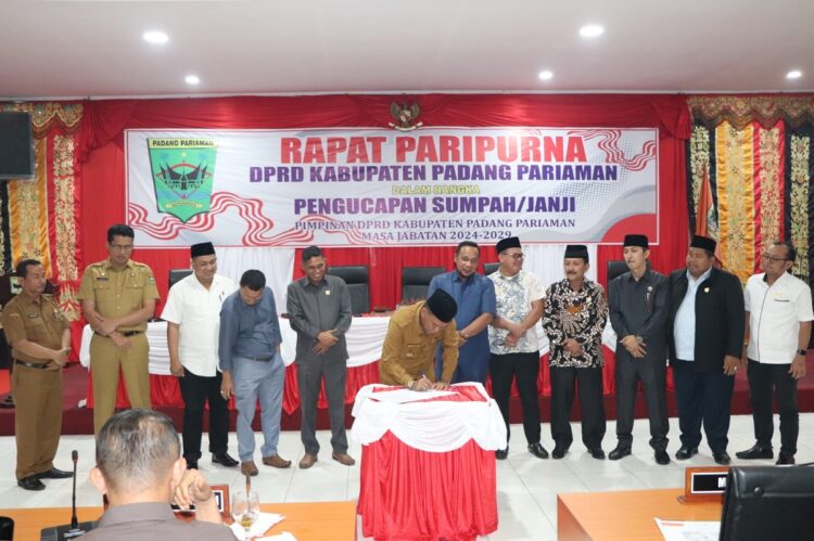 PERSETUJUAN— Pjs Bupati Padangpariaman Rahmang saat menandatangani kesepakatan dan menyetujui Ranperda Perubahan APBD untuk dijadikan Perda.