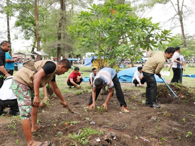 BERSIHKAN—Terlihat para Non ASN dan Honorer sedang berjibaku bersihkan pantai.