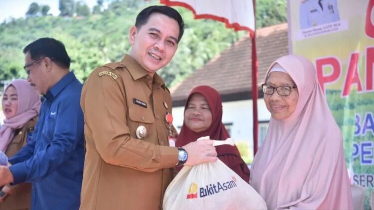 SERAHKAN—Penjabat Wali Kota Sawahlunto Fauzan Hasan serahkan paket komoditi bahan pangan dengan subsidi dari PTBA kepada masyarakat penerima manfaat.