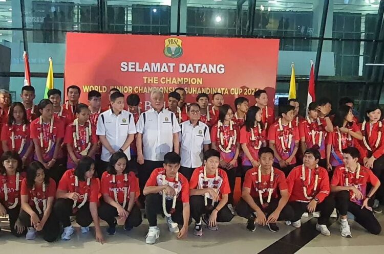 DISAMBUT— Tim bulu tangkis Indonesia yang memenangkan Piala Suhandinata saat tiba di bandara, Senin (14/10).