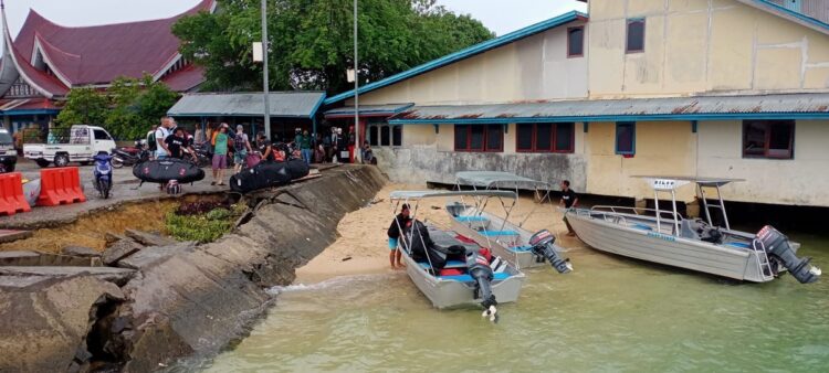 WASPADAI GELOMBANG TINGGI— Meski gelombang  laut saat ini tinggi, namun para turis asing tetap saja menikmatinya. Terlihat para turis standby persiapan keberangkatan di Dermaga Tua Pejat, Mentawai.