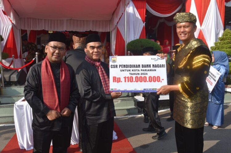 DANA CSR BANK NAGARI—Pj Wali Kota Pariaman Roberia saat menerima dana CSR Bank Nagari tahun 2024 sebesar Rp 110 juta. Dana CSR ini untuk merealisasikan bantuan seragam sekolah kepada siswa kurang mampu di Kota Pariaman.