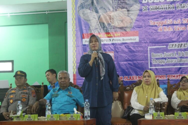 KEJURPROV BULUTANGKIS— Anggota DPRD Sumbar Hj.Aida, SH ketika membuka kegiatan Kejurprov Bulutangkis se-Sumatera Barat.