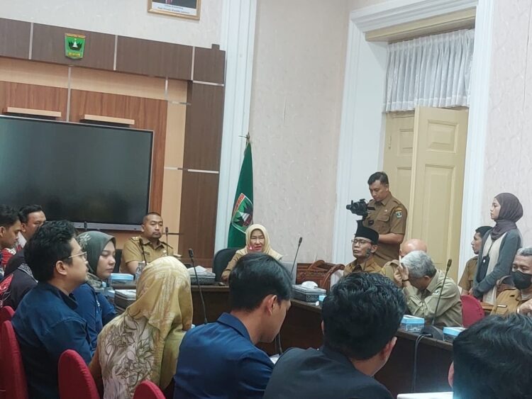 RAPAT KOORDINASI--Plt Gubernur Sumbar, Audy Joinaldy bersama Kepala Dinas Kominfotik Sumbar, Siti Aisyah memimpin rapat koordinasi terkait Tarnsformasi Digital.