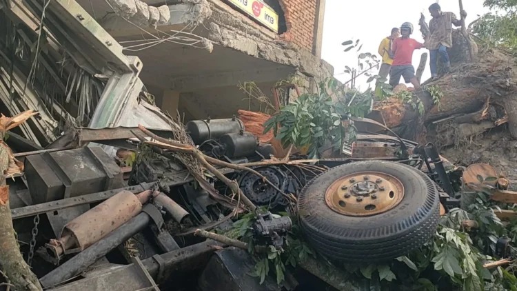 KECELAKAAN— Truk tronton menabrak rumah warga di Jorong Aro, Nagari Talang, Kabupaten Solok yang mengakibatkan sopir tewas di tempat.