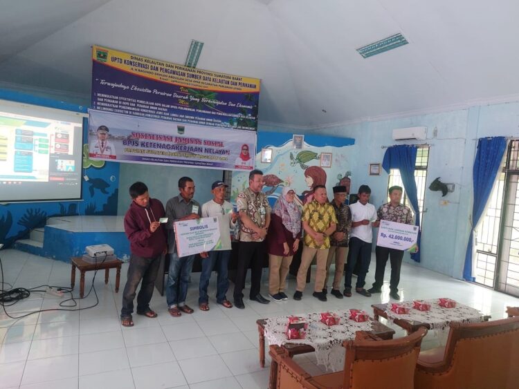 Sosialisasi--DKP Sumbar melakukan sosialisasi Jaminan Sosial BPJS Ketenagakerjaan Nelayan, di Aula UPTD Konservasi Pengawasan Sumber Daya Kelautan dan Perikanan, KKPD Pariaman., Kamis (14/11)