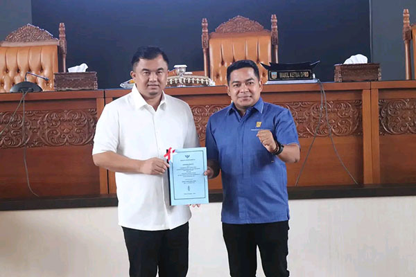 BERSAMA— Bupati Kabupaten Dharmasraya, Sutan Riska Tuanku Kerajaan dan Wakil Ketua DPRD Kabupaten Dharmasraya, Ade Sudarman.