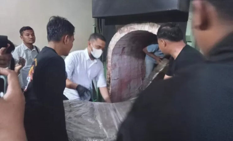 PEMUNSAHAN— BNNP Sumbar memusnahkan ratusan Kg ganja hasil tangkapannya di Krematorium HBT.