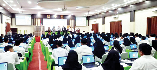 TINJAU UJIAN SKD— Pj Wali Kota Padang Andree Algamar, meninjau pelaksanaan ujian Seleksi Kompetensi Dasar (SKD) bagi CPNS Kota Padang di Universitas Muhammadiyah Sumatera Barat.