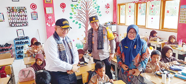 MAKAN SEHAT BERGIZI— Wakapolda Sumbar Brigjen Pol Gupuh Setiyono bersama  Penjabat Pj Wali Kota Padang, Andree Harmadi Algamar, meninjau pembagian makanan sehat bergizi untuk anak-anak di SDN 02 Lubukbuaya, Kecamatan Kototangah, Rabu (6/11).