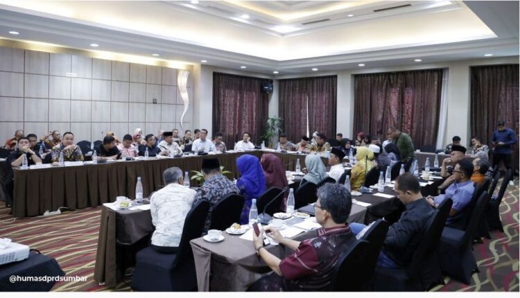 BIMTEK--Pimpinan dan anggota DPRD Sumbar mengikuti Bimtek bersama Universitas Sumatera Barat (UNISBA) di Grand Rocky Hotel Bukittinggi dengan tema "Penyusunan dan Pembahasan APBD Tahun 2025 sesuai dengan Permendagri No. 15 Tahun 2024 tentang Pedoman Penyusunan APBD Tahun Anggaran 2025.