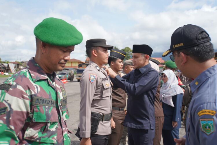 APEL PENGAMANAN PILKADA— Pemerintah Kota Padangpanjang melakukan Apel Gelar Pasukan Kesiapsiagaan Satuan Perlindungan Masyarakat (Satlinmas) Pengamanan Pilkada Serentak 2024 di Lapangan Bancalaweh, Senin (25/11).