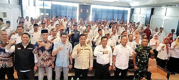 PJS BUPATI Pessel, Era Sukma Munaf, Ketua Bawaslu, dan unsur Forkimda Kabupaten Pessel, bersama Wali Nagari
se-Kabuaten Pessel yang mengikuti rakor.