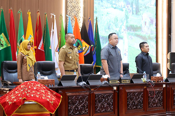 rapat paripurna--Wakil Ketua DPRD Sumbar Nanda satria, memimpin rapat paripurna DPRD Sumbar tentang penyampaian jawaban gubernur atas pandangan umum Fraksi-Fraksi terhadap Ranperda APBD tahun 2025.