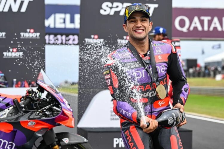 JUARA DUNIA MOTOGP— Jorge Martin (Prima Pramac Racing) berhasil mencatatkan sejarah dengan meraih gelar juara dunia MotoGP 2024 usai finis di posisi ketiga pada balapan MotoGP Barcelona, Minggu (17/11).