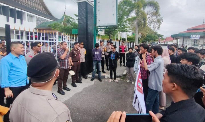 UNJUK RASA— Massa Aliansi Bukittinggi Menggugat, melakukan aksi unjuk rasa di depan Kantor Kejari untuk mendesak kasus korupsi Pasar Atas Diusut Tuntas.