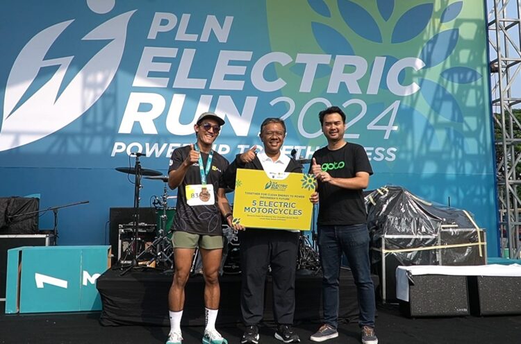 Pengemudi Ojol Prasejahtera Peroleh Motor Listrik di PLN Electric Run 2024