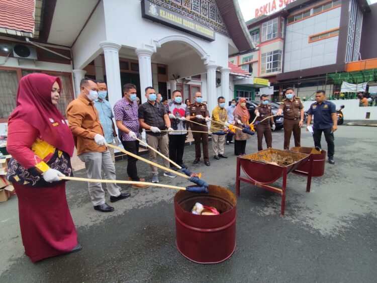 MUSNAHKAN BARANG BUKTI—Kejari Payakumbuh Musnahkan Barang Bukti (BB) yang sudah memiliki kekuatan hukum tetap dengan cara dibakar.