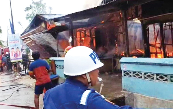 KEBAKARAN— Rumah warga di  Kompleks Kehakiman Cengkeh dan Banuaran Nan XX, Kecamatan Lubuk Begalung, mengalami kebakaran.