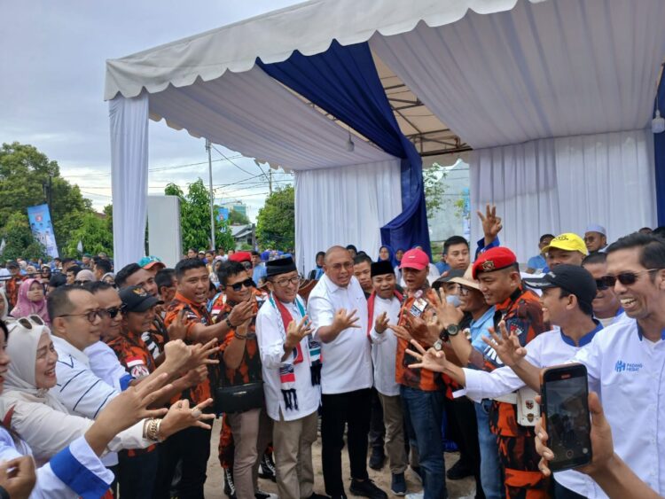 Anggota DPR RI, Andre Rosiade ikut menghadiri kampanye akbar Pasangan Hebat, Hendri Septa-Hidayat, di lapangan MakoPol PP Jalan Tan Malaka, Sabtu (23/11).