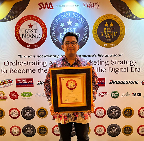 penghargaan --sebagai brand terbaik  JNE dianugerahi penghargaan sebagai brand terbaik dalam Indonesia Best Brand Award (IBBA) 2024 untuk kategori Jasa Pengiriman.