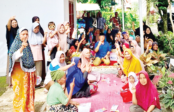 KUNJUNGI GUNUNG SARIK—Cawawako Padang nomor urut 2 Amasrul, mengunjungi daerah Gunung Sarik, Kecamatan Kuranji, Kota Padang, Kamis (7/11). Amak-amak dan warga Gunung Sarik solid memberikan dukungan kepada pasangan Iqbal-Amasrul.