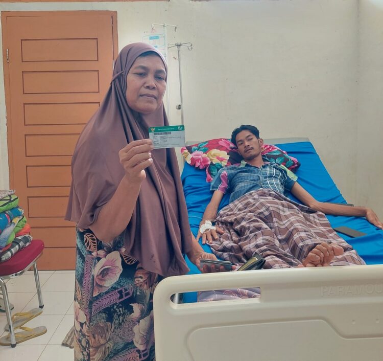 OPERASI USUS BUNTU—Dewnesr (25), seorang pegawai swasta asal Kabupaten Lima Puluh Kota usai operasi usus buntu memakai kartu JKN.