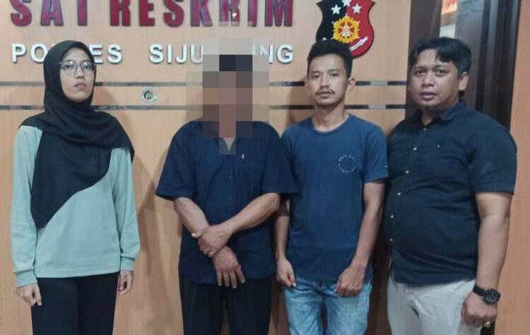 CABUL— Pelaku K (57) yang terlibat kasus pencabulan terhadap putri tirinya ditangkap jajaran Satreskrim Polres Sijunjung.