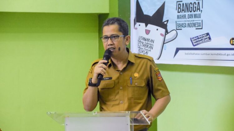 PEMASYARAKATAN PROGRAM BIPA— Plt Asisten II Setda Agam, Hamdi, buka kegiatan Pemasyarakatan Program BIPA di UIN Sjech M. Djamil Djambek, Senin (11/11).