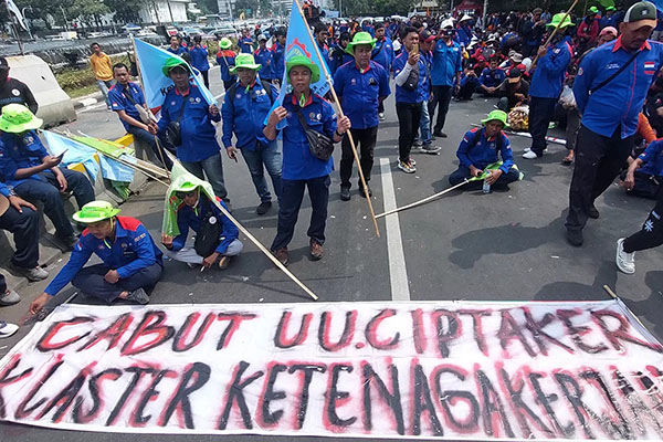 KAWAL PUTUSAN— Ribuan buruh mengawal langsung pembacaan putusan MK tentang UU Cipta Kerja di patung kuda Monas, Jakarta Pusat.