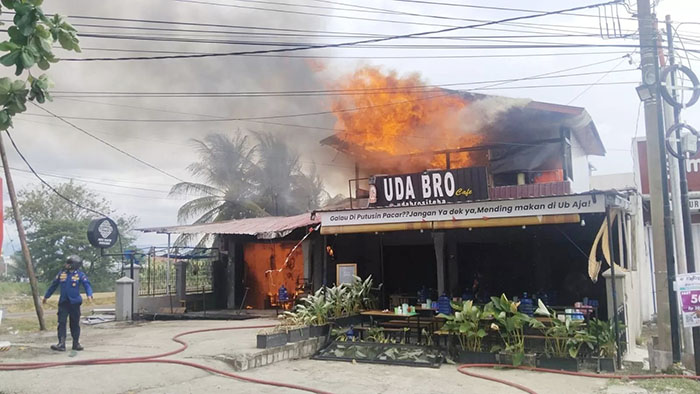 KEBAKARAN— Kondisi kafe dan toko yang terbakar di di Jalan Kandis, Kelurahan Kampungolo, Kecamatan Nanggalo, Kota Padang.