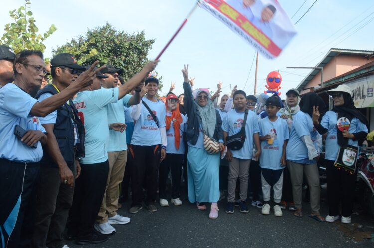 JALAN SEHAT— Calon Wali Kota Muhammad Iqbal dan Calon Wakil Wali Kota Padang Amasrul, melepas peserta Jalan Sehat Padang Piaman Bersatu.